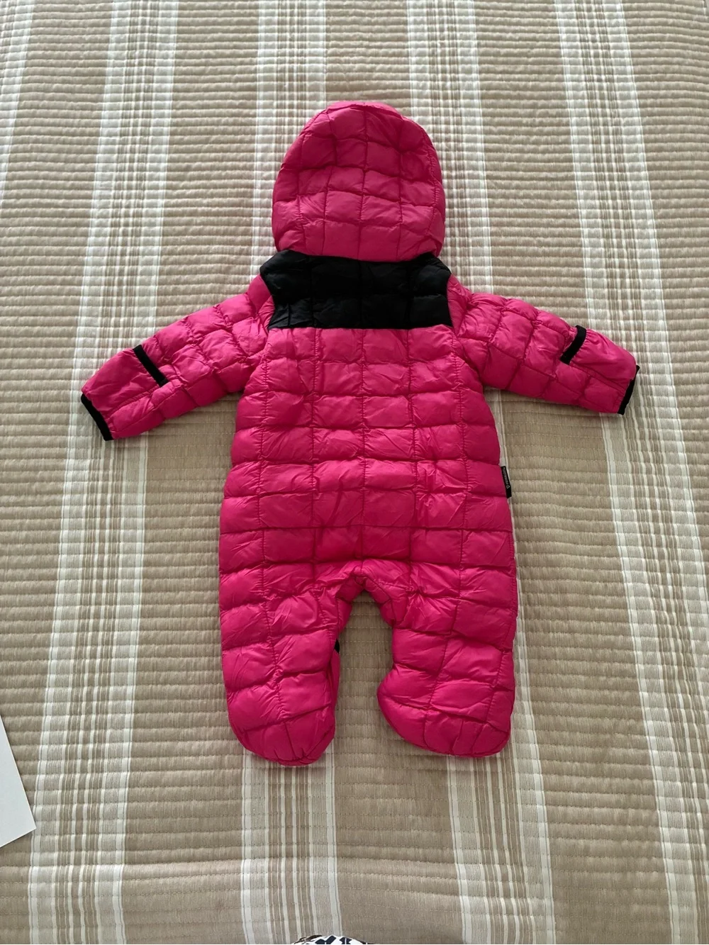 Like new THE NORTH FACE Hot Pink and Black Infant Hooded Snowsuit 3-6 months